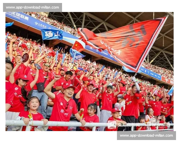 苏超球员海底捞兼职获赞：赛场与职场的励志双面人生